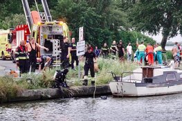 Auto te water in Uitgeest: één man gered