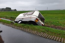 Caravan schiet los van auto
