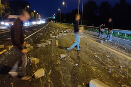 Vrachtwagen verliest lading bij Heemskerk: A9 richting Alkmaar bezaaid met betonblokken
