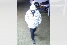 Uitgeest - Gezocht - Man steelt geldpot uit snackbar