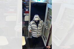 Uitgeest - Gezocht - Man steelt geldpot uit snackbar