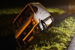 Bestelbus te water in Uitgeest: bestuurder spoorloos