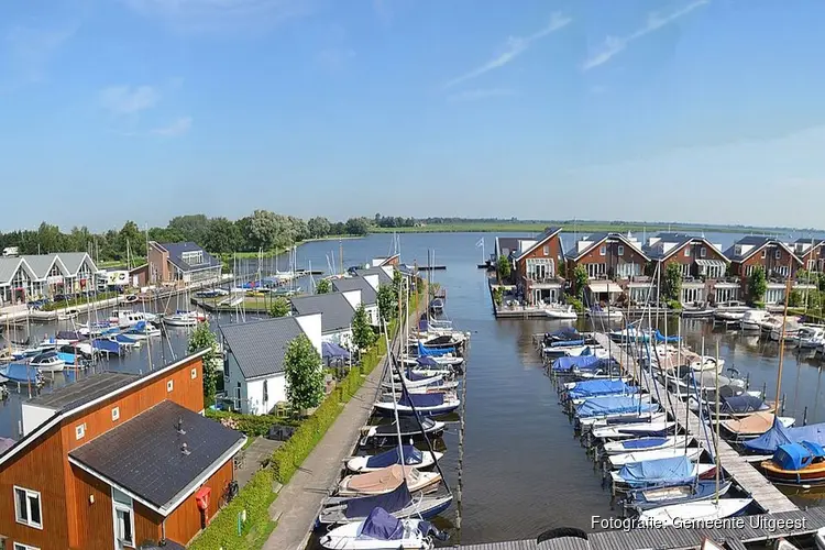 Blauwe vlag met groene wimpel voor Jachthaven Uitgeest