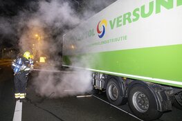Koeling van trailer vrachtwagen in de brand langs de A9