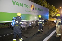 Koeling van trailer vrachtwagen in de brand langs de A9