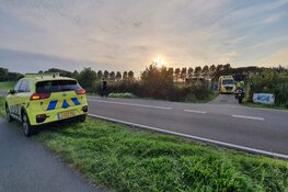Voertuig Rijkswaterstaat te water in Akersloot