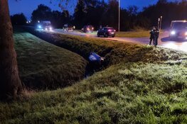 Auto te water na botsing op grens Heemskerk/Uitgeest