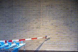 Gevel Albert Heijn licht beschadigd na ongeval in Uitgeest