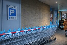 Gevel Albert Heijn licht beschadigd na ongeval in Uitgeest