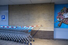 Gevel Albert Heijn licht beschadigd na ongeval in Uitgeest
