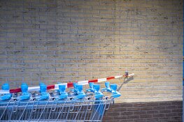 Gevel Albert Heijn licht beschadigd na ongeval in Uitgeest