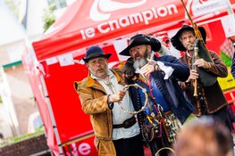 Oer-IJ Expeditie laat wandelaars genieten van indrukwekkende acts, rijke historie en ideaal wandelweer