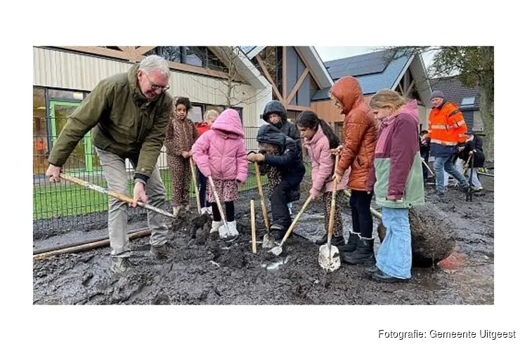 Leerlingen Kindcentrum Cornelis planten bomen