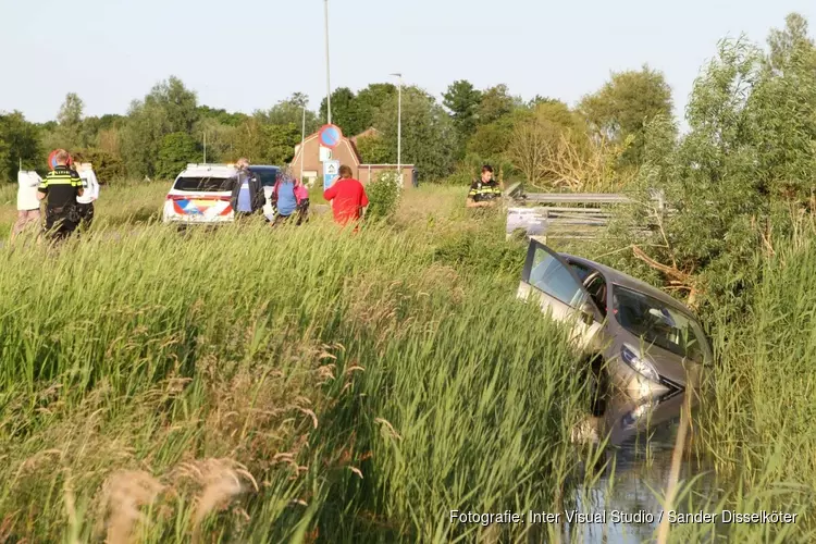 Auto te water in Uitgeest