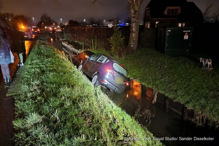 Ouder echtpaar komen met de auto in de sloot in Uitgeest