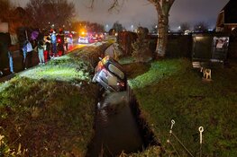 Ouder echtpaar komen met de auto in de sloot in Uitgeest