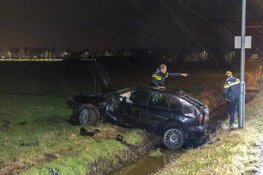 Automobilist raakt van de Lagendijk in Uitgeest