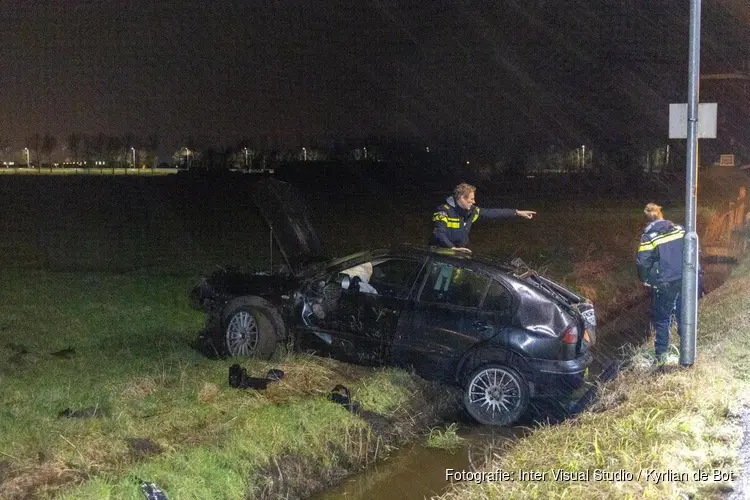 Automobilist raakt van de Lagendijk in Uitgeest