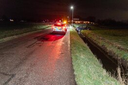 Automobilist raakt van de Lagendijk in Uitgeest