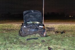 Automobilist raakt van de Lagendijk in Uitgeest
