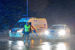 Scooterrijder komt hard ten val in Uitgeest en raakt zwaargewond