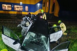 Auto door trein aangereden bij Limmen, inzittenden komen met schrik vrij