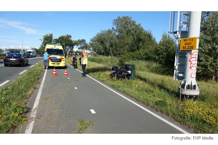 Motorrijder vliegt uit bocht op N203