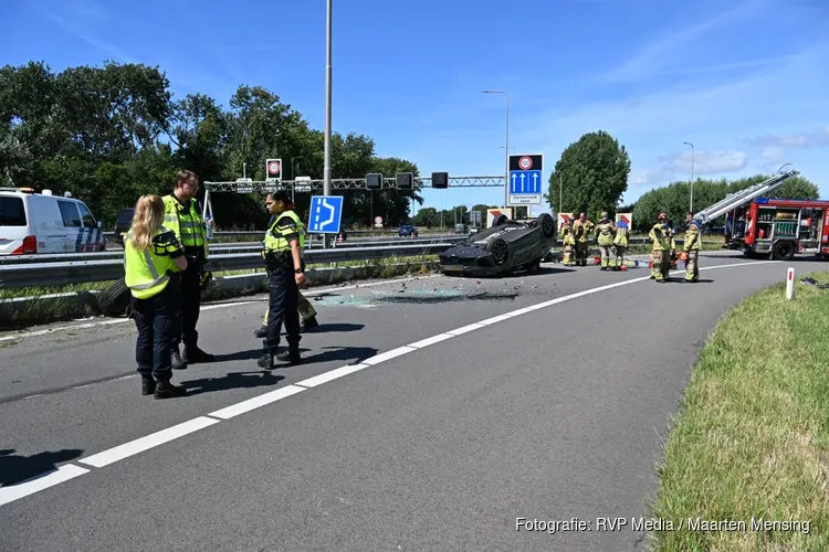Auto slaat over de kop bij afrit A9 Akersloot