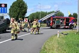 Auto slaat over de kop bij afrit A9 Akersloot