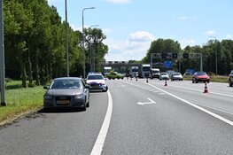 Auto slaat over de kop bij afrit A9 Akersloot
