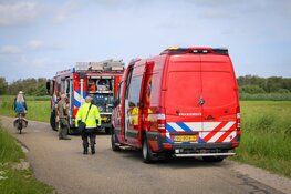 Hond duikt het water in en verdwijnt, brandweer start zoekactie