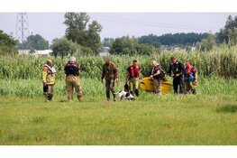 Hond duikt het water in en verdwijnt, brandweer start zoekactie