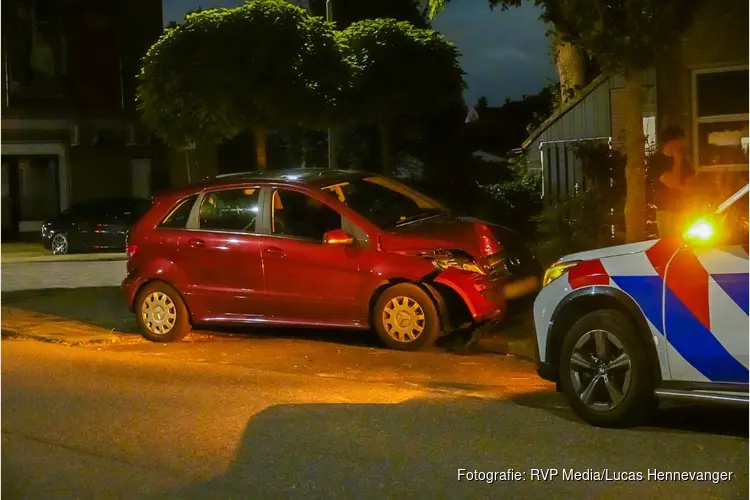 Auto tegen boom in Uitgeest, bestuurder aangehouden
