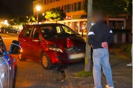 Auto tegen boom in Uitgeest, bestuurder aangehouden