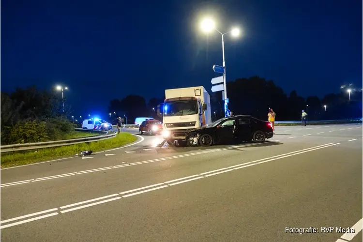 BMW total loss na aanrijding met vrachtwagen op afrit A9