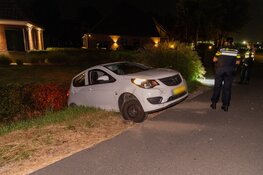 Man (83) rijdt auto in greppel in Uitgeest