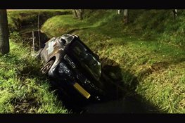 Auto raakt te water in Uitgeest: bestuurder neemt de benen