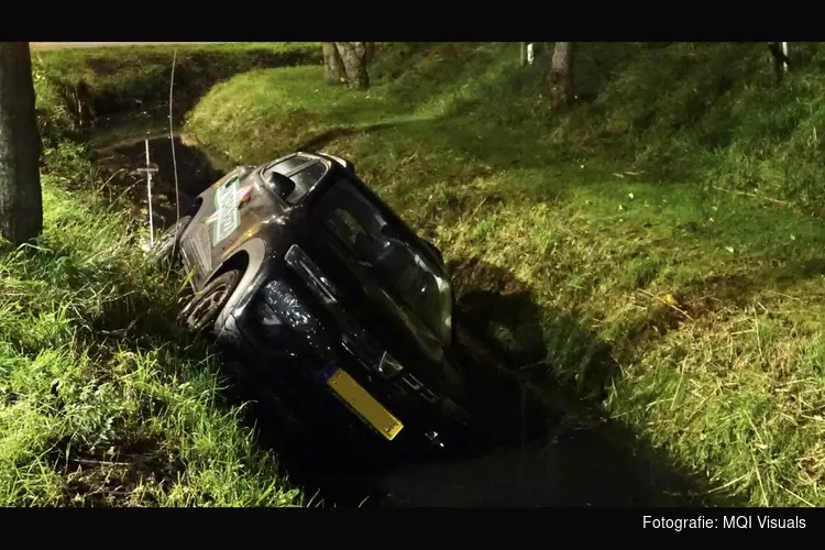 Auto raakt te water in Uitgeest: bestuurder neemt de benen