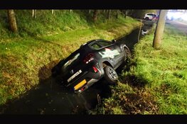 Auto raakt te water in Uitgeest: bestuurder neemt de benen