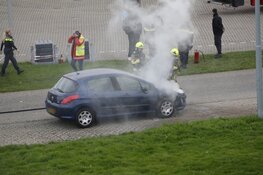 Brandweer blust autobrand op afrit naar tankstation Uitgeest