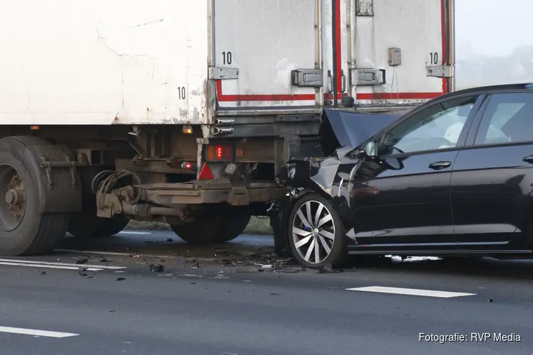 Automobilist botst achterop vrachtwagen op N203