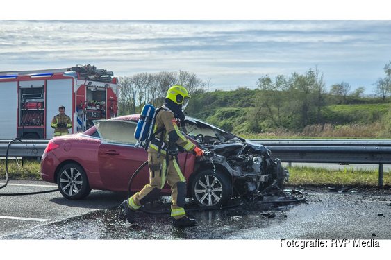 Auto afgebrand na botsing op snelweg bij Beverwijk