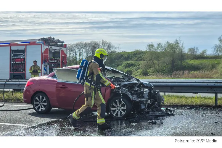 Auto afgebrand na botsing op snelweg bij Beverwijk