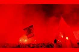 Duizenden supporters wachten spelersbus AZ op na bekerwinst