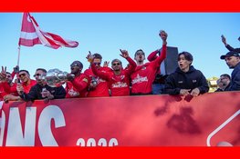 Uitzinnige menigte op de been bij huldiging van bekerwinnaar AZ