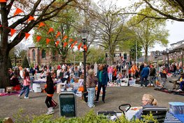 Gezellige drukte op vrijmarkt Uitgeest