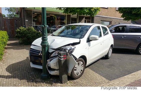 Auto vliegt uit bocht en ramt geparkeerde auto