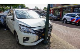 Auto vliegt uit bocht en ramt geparkeerde auto