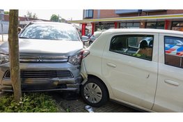 Auto vliegt uit bocht en ramt geparkeerde auto