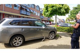 Auto vliegt uit bocht en ramt geparkeerde auto